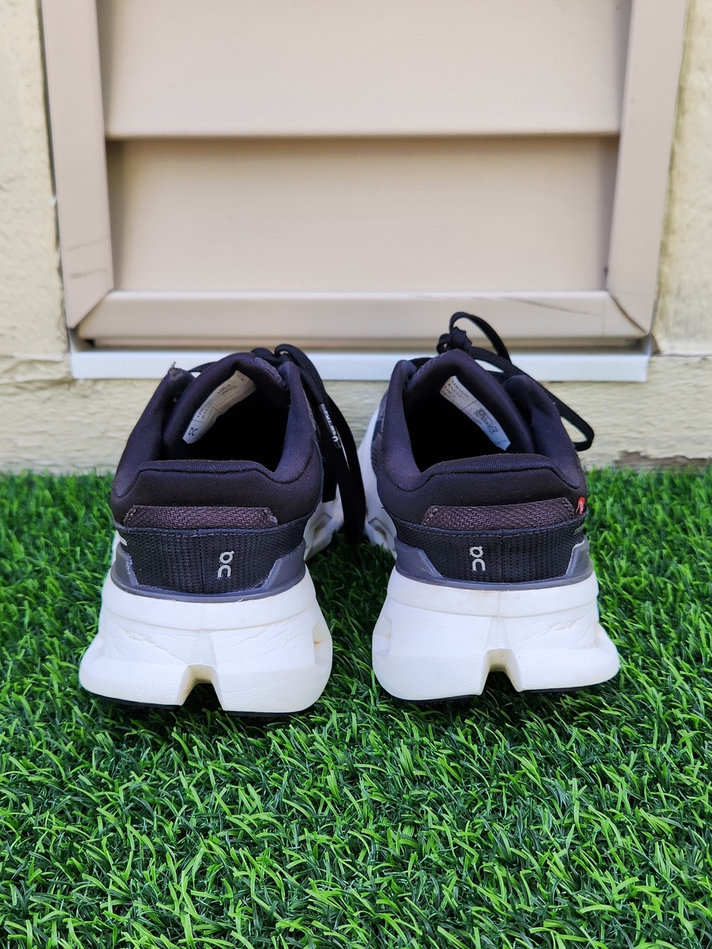 On Running Running Cloudswift Women's Running Shoes - Black/White SIZE 6 - Picture 3 of 6